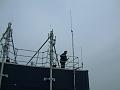 Piet PA1HPM bezig met het verwijderen van de 23cm antenne (1)